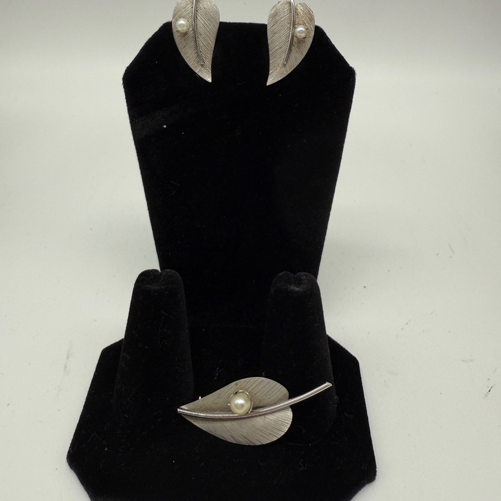 Elegant Silver Leaf Jewelry Set with Faux Pearls - Brooch and Earrings